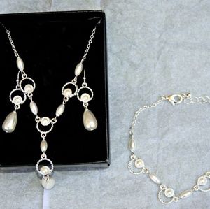 Limited run faux pearl set (Avon "Merryl")